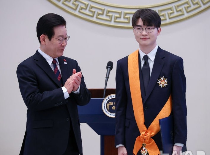 韩媒：李在明总统向职业游戏玩家Faker李相赫颁发了青龙勋章